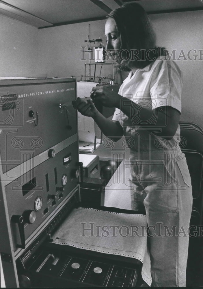 1971 Press Photo Ruth Lyon, the Excellence's secretary and photographer - Historic Images