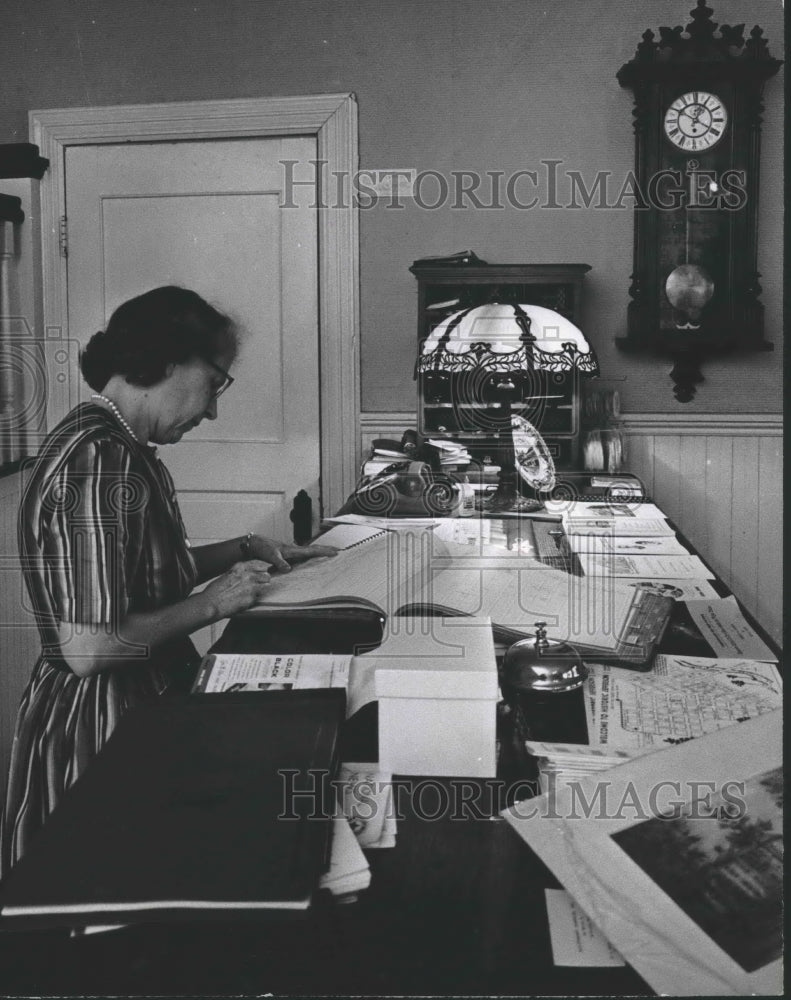 1968 Press Photo Woman inside Excelsior House, Jefferson, Texas - hca22644 - Historic Images