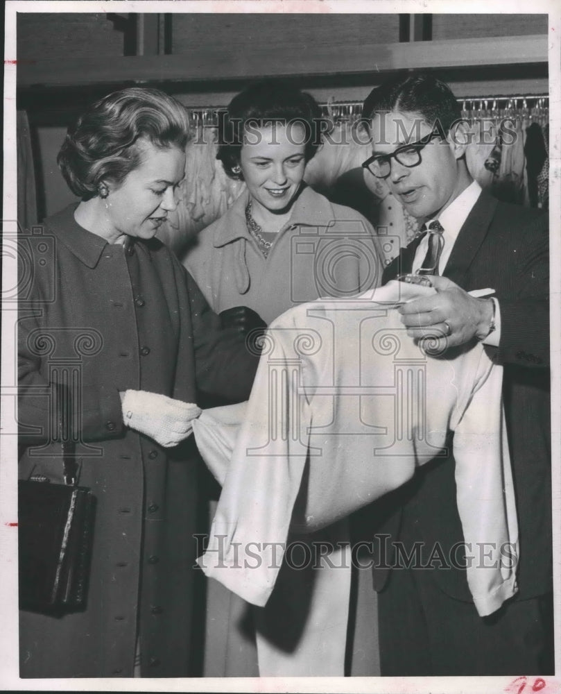 1960 Press Photo Employee helps shoppers at new Everett-Buelow store, Houston - Historic Images