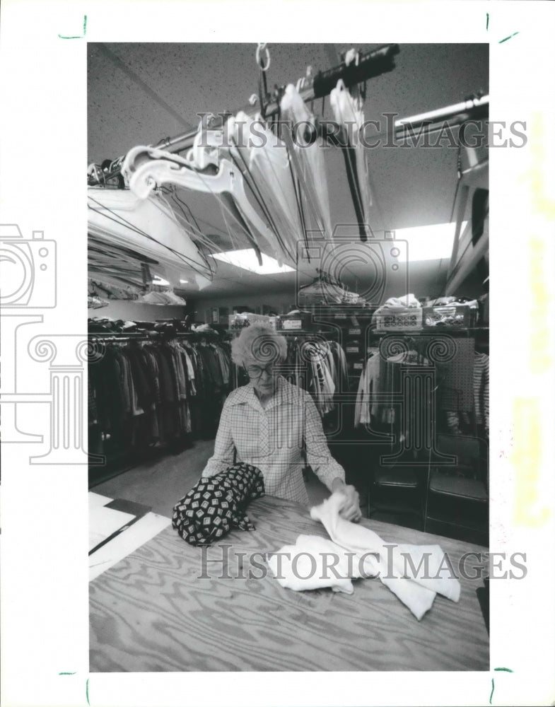 1988 Volunteer for Emergency Assistance Program at Christian Center - Historic Images