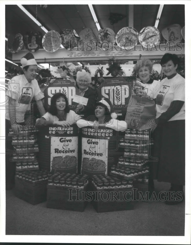 1987 Barbara Falic presents check to End Hunger Network in Houston - Historic Images