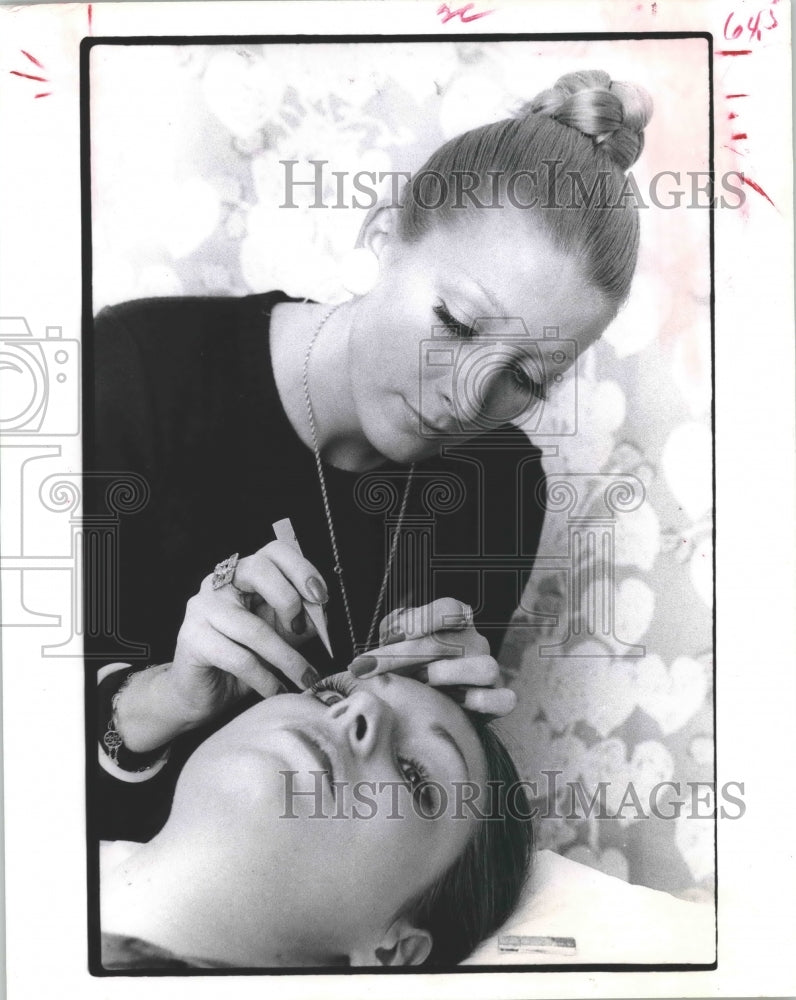 1973 Press Photo Model with Eyelashes Being Applied - Historic Images