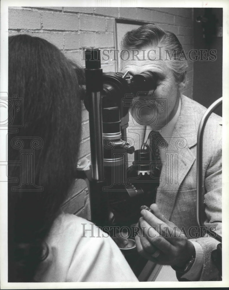 1983 Press Photo Patient and doctor during eye test - Houston - hca22727 - Historic Images