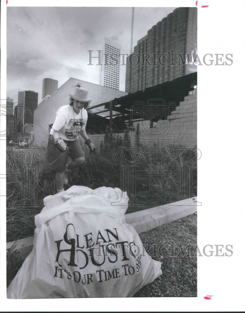 1990 Theresa Harper cleans lot to ready for Economic Summit, Houston - Historic Images