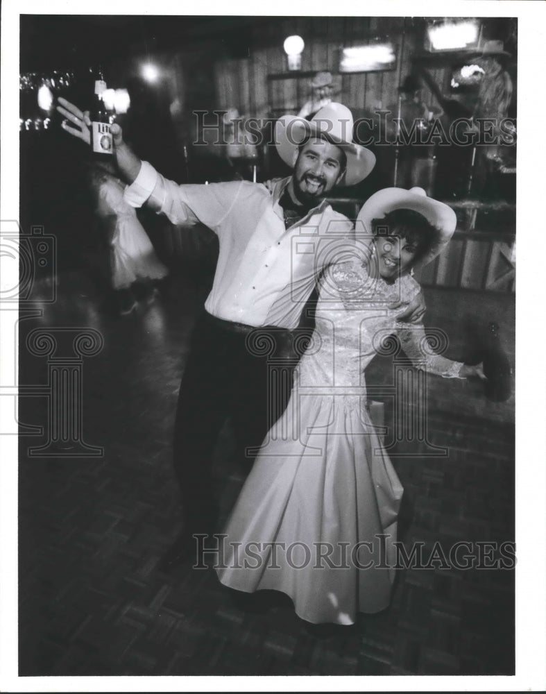 1988 Newlyweds dance at Eddie&#39;s Country Ballroom, Manuel, Texas - Historic Images