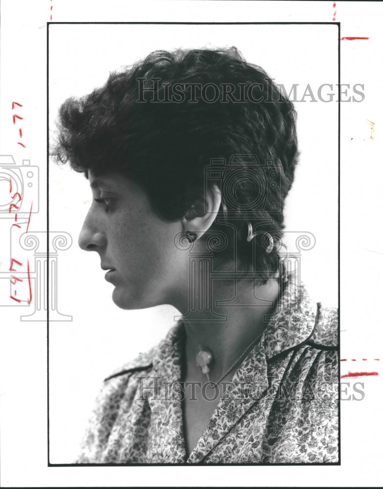 1982 Bunny Barber wears the anti-stuttering device, Edinburgh Masker - Historic Images