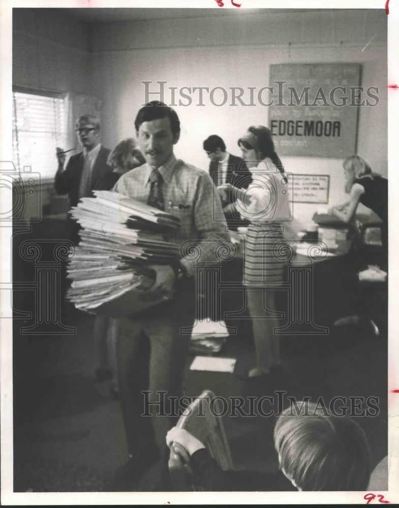 1971 Press Photo Edgemoor School Teacher Don Hyman and students - hca22740-Historic Images