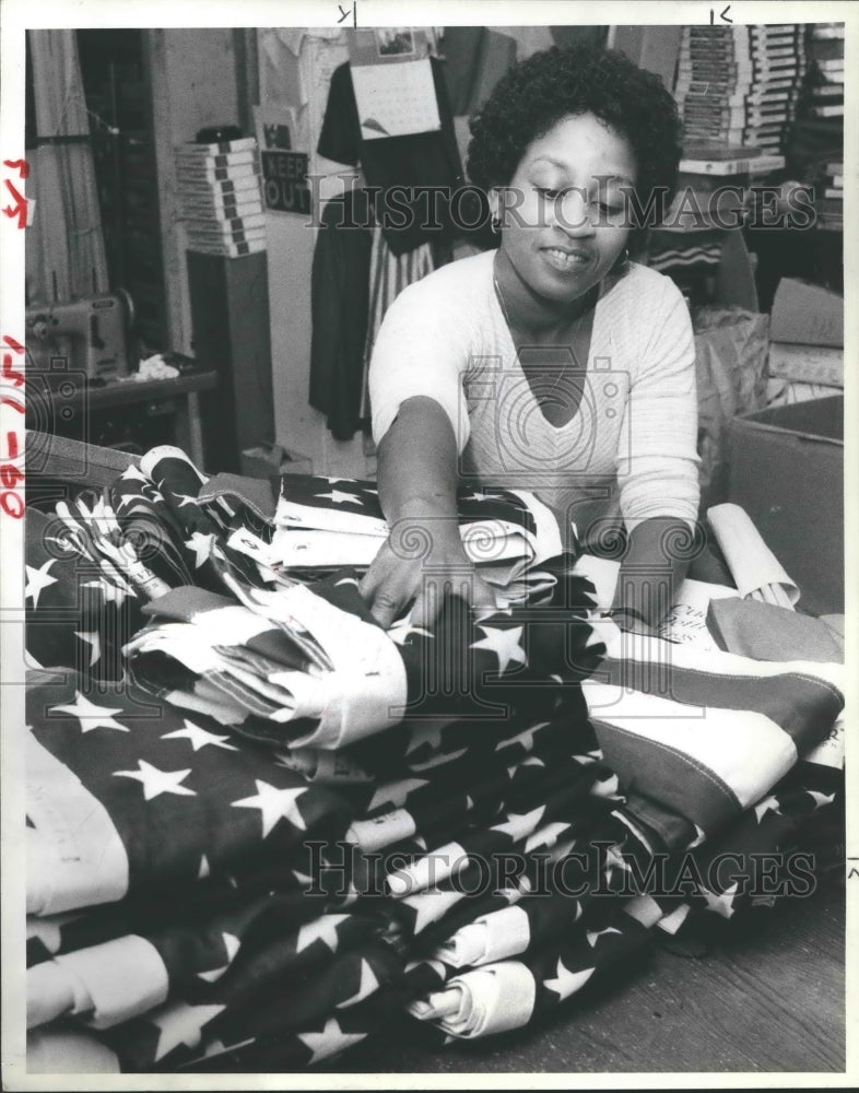 1981 Press Photo Ruby Givens seamstress at Capitol Flag Co. Inc. - hca22799 - Historic Images