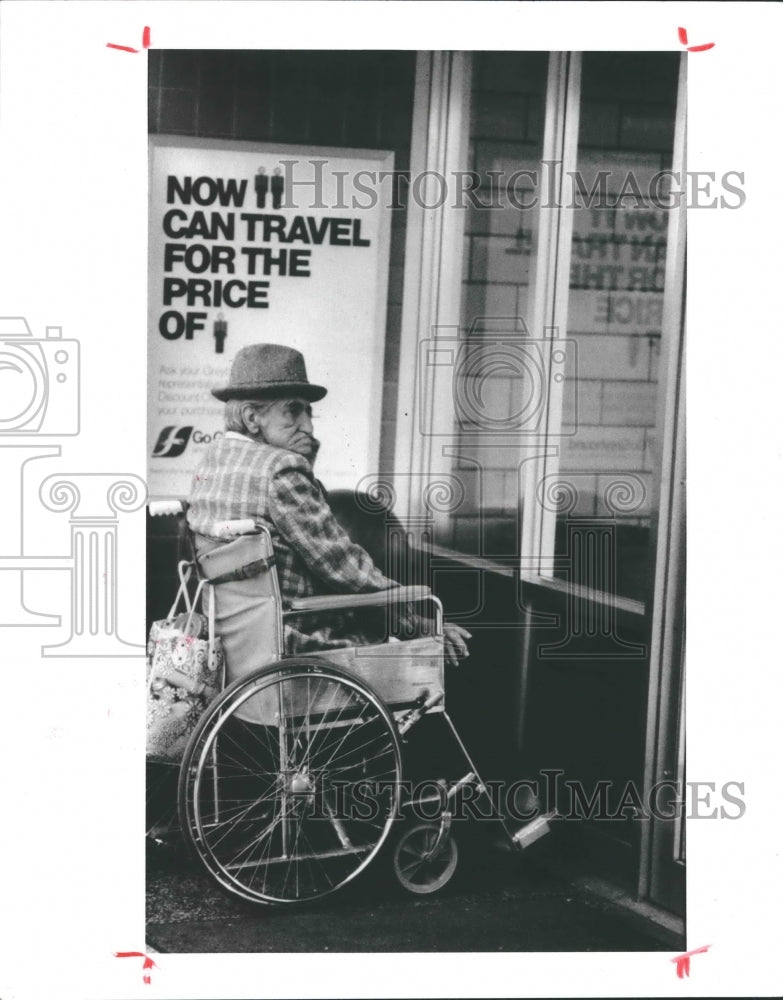 1982 Press Photo Traveler at Greyhound Bus Station - Houston - hca22816 - Historic Images