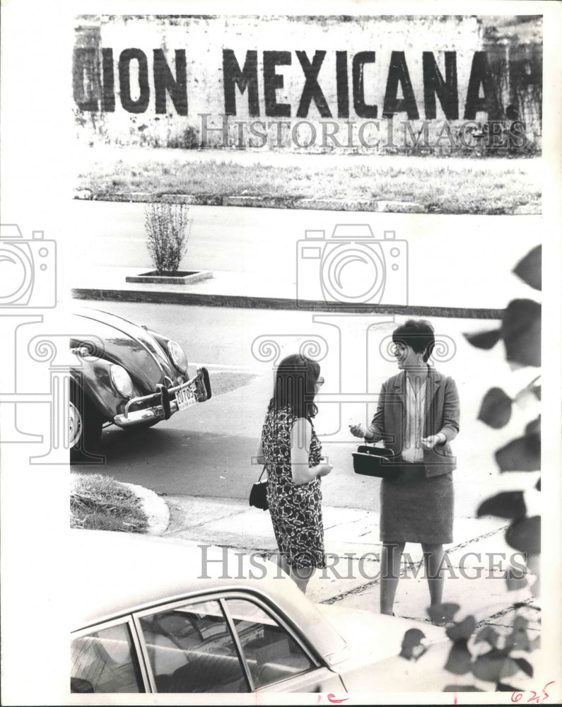 1968 Press Photo Women talk on streets of Guadalajara, Mexico. - hca22825 - Historic Images