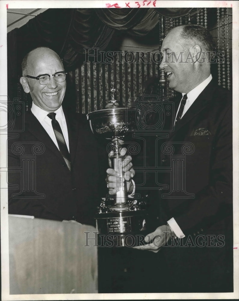 1966 Press Photo Houston Greyhound superintendent receives firm&#39;s safety award-Historic Images