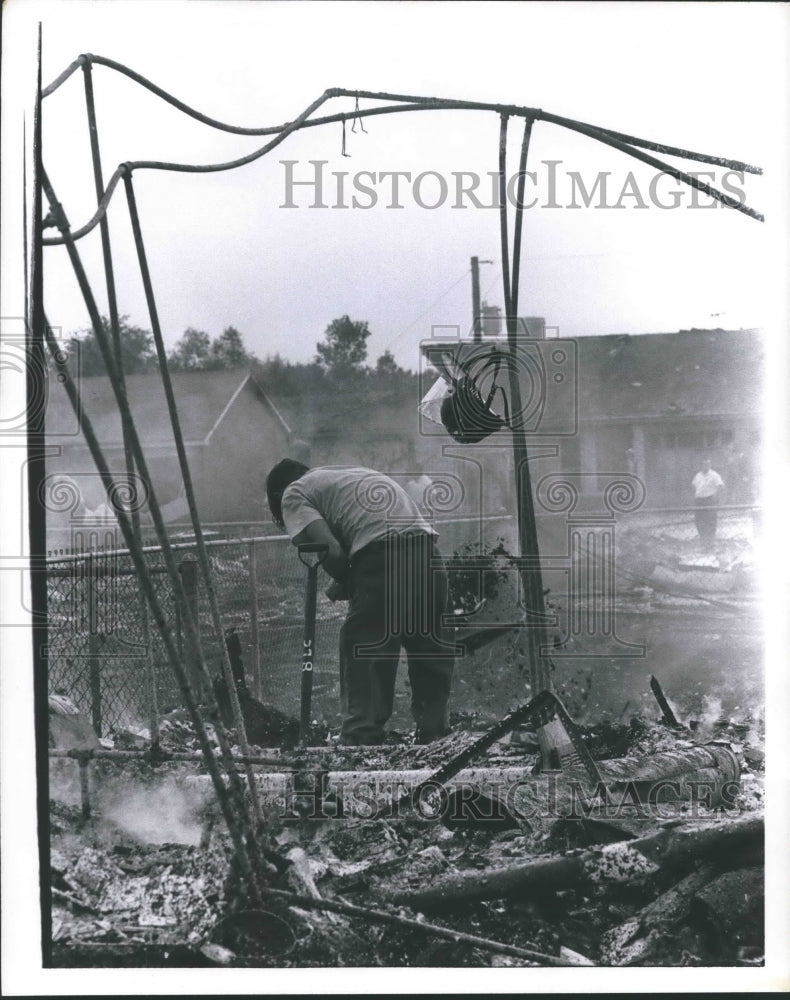 1969 Press Photo Man sifts through explosion rubble, Greenridge North in Houston - Historic Images