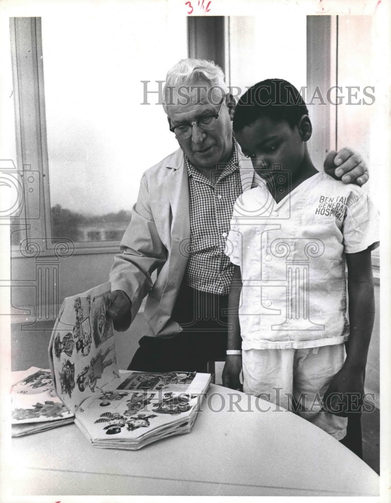 1963 Press Photo Foster grandparent Pedro Reyes with foster grandchild-Historic Images