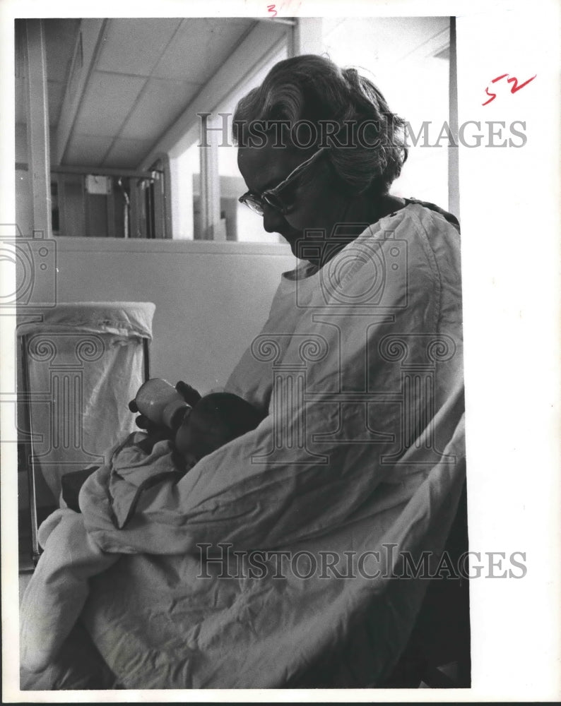 1969 Press Photo Foster grandparent Mrs. Favous Culp feeding baby - hca22901 - Historic Images