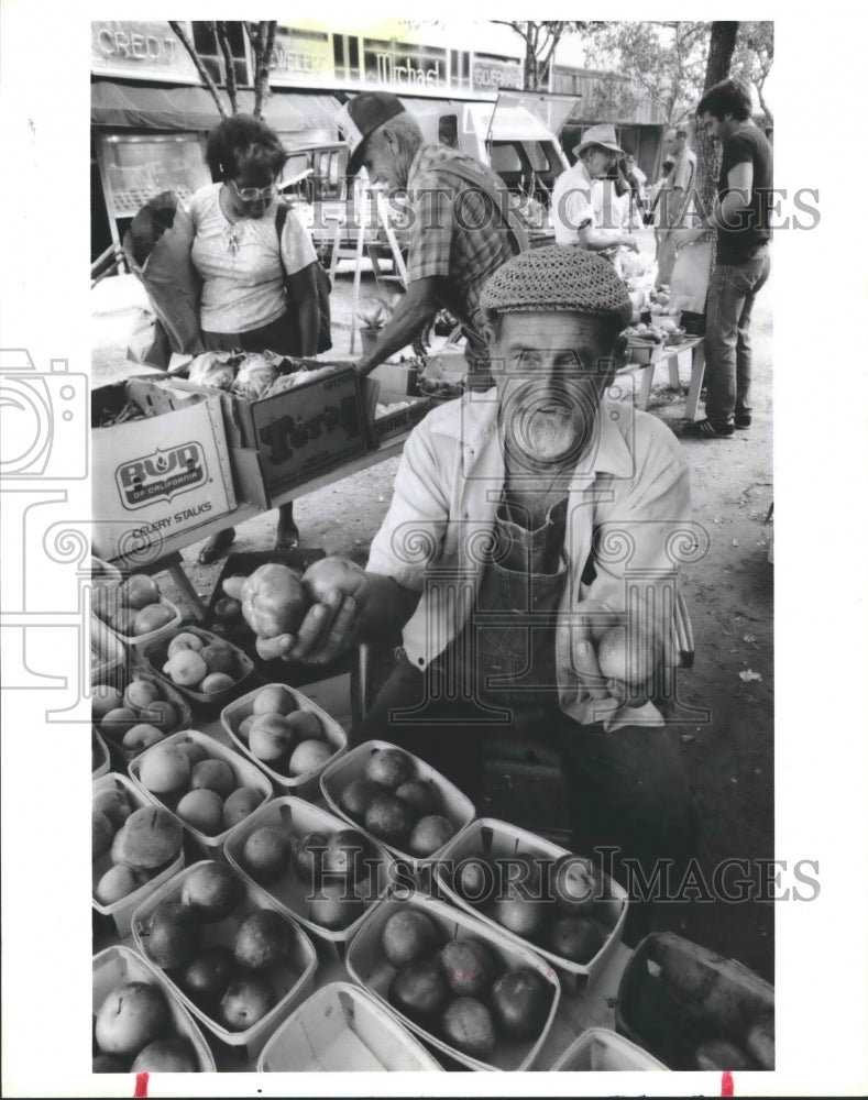 1986 Howard Etzel selling fruit at H.A.'s Pecans market, Galveston - Historic Images