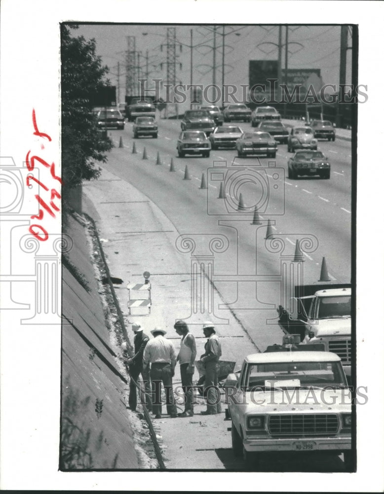 1979 Press Photo Workers put final touches on Houston freeway before its opening - Historic Images