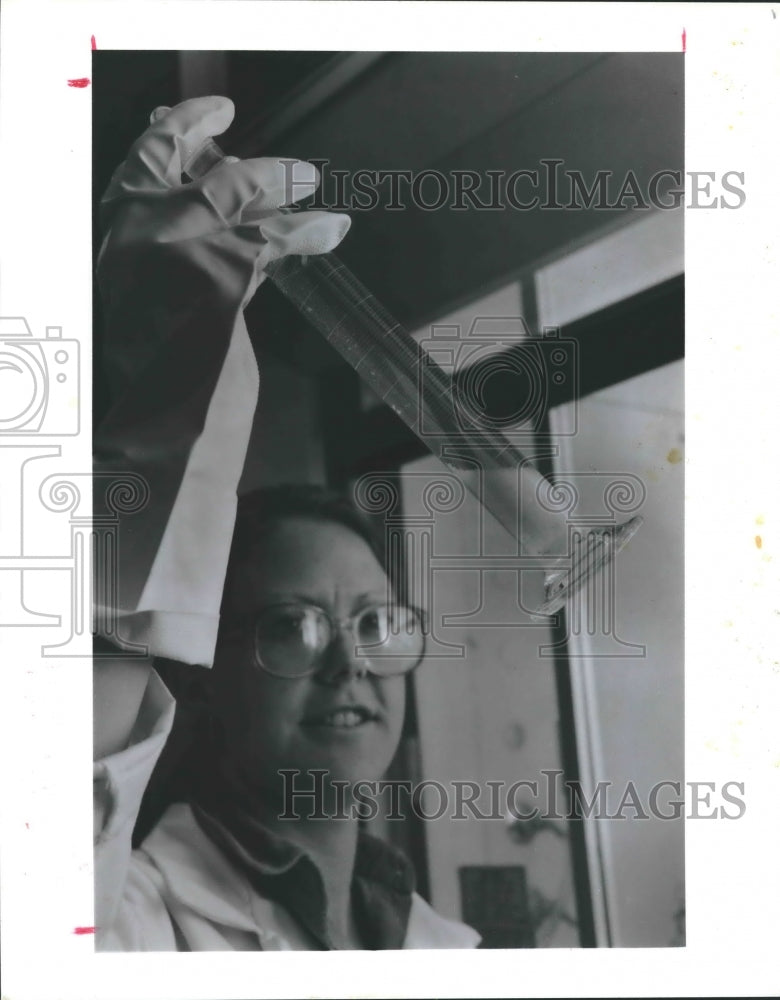 1990 Press Photo Sarah Weaver checks gasoline for water reactivitiy in Houston - Historic Images