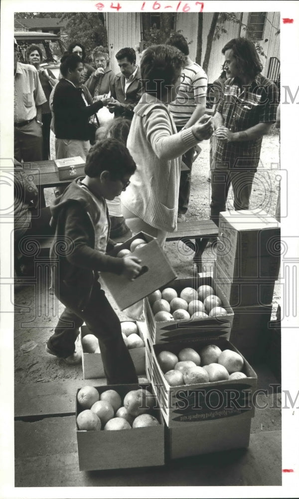 1983 Press Photo Low-cost food offered for sale to low-income families, Houston - Historic Images