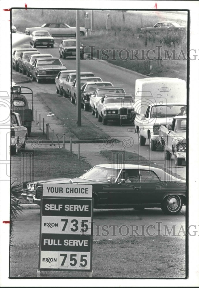 1986 Press Photo Cars line up for gas at Hillcroft &amp; Southwest Freeway, Houston - Historic Images