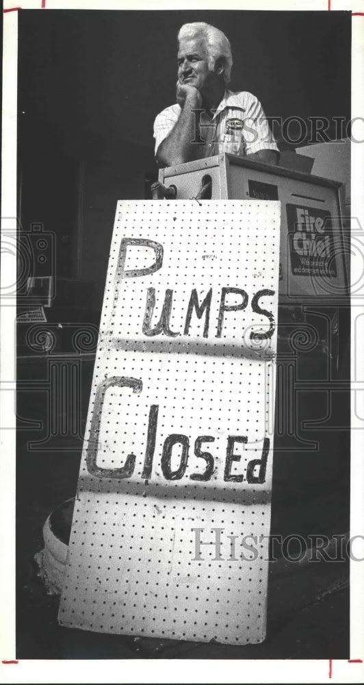 1990 Press Photo Service station owner Jim Everett at 1049 N. Shepherd - Houston - Historic Images