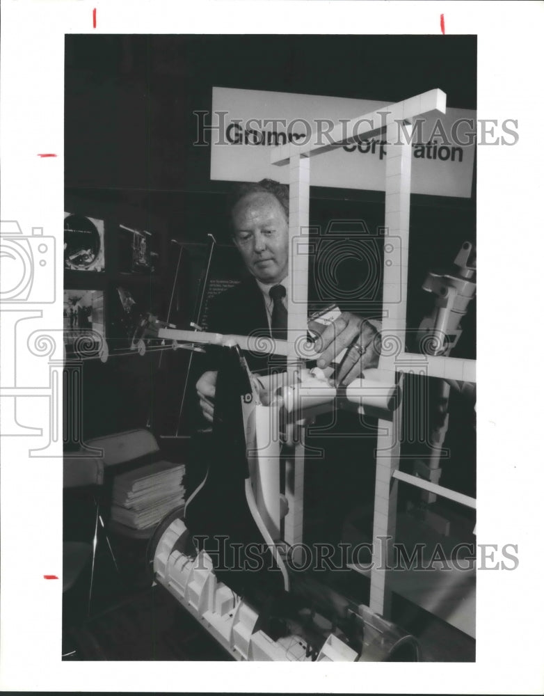 1987 Press Photo Gary Stone of Grumman Corp with space station model at Expotech - Historic Images