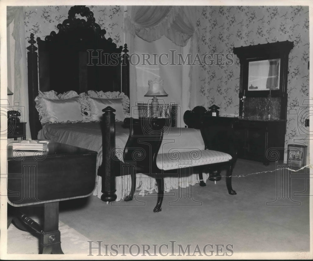 1944 Press Photo A guest room at the Texas Governor's Mansion in Austin, Texas - Historic Images