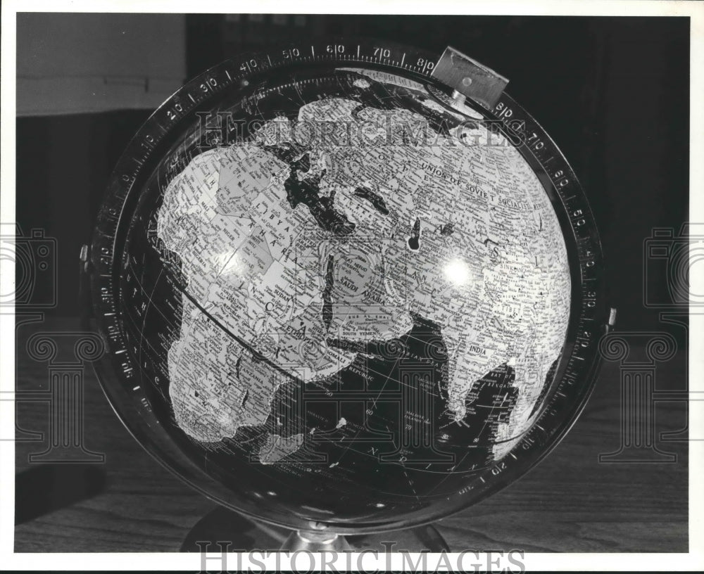 1992 Press Photo View of world globe in stand - hca23080 - Historic Images