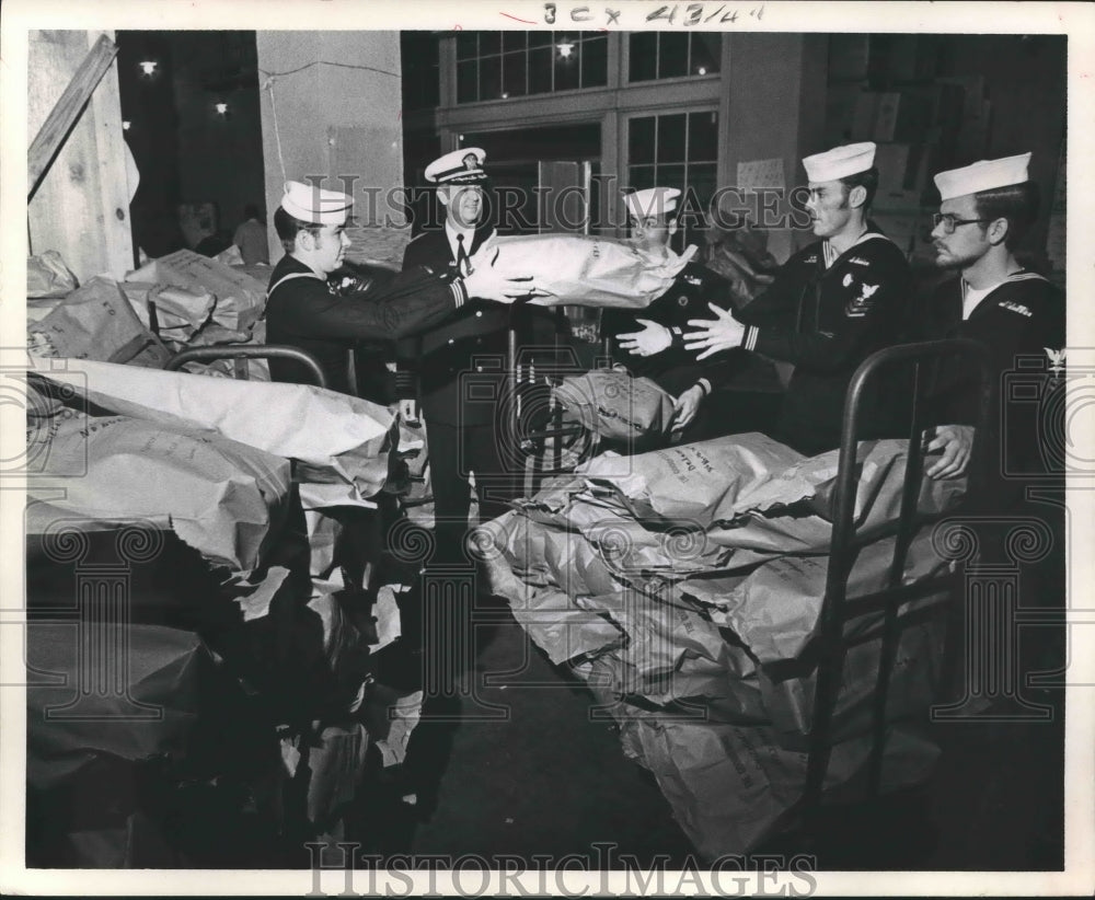 1971 Press Photo U.S. Navy volunteers stack Goodfellows bags - Houston - Historic Images