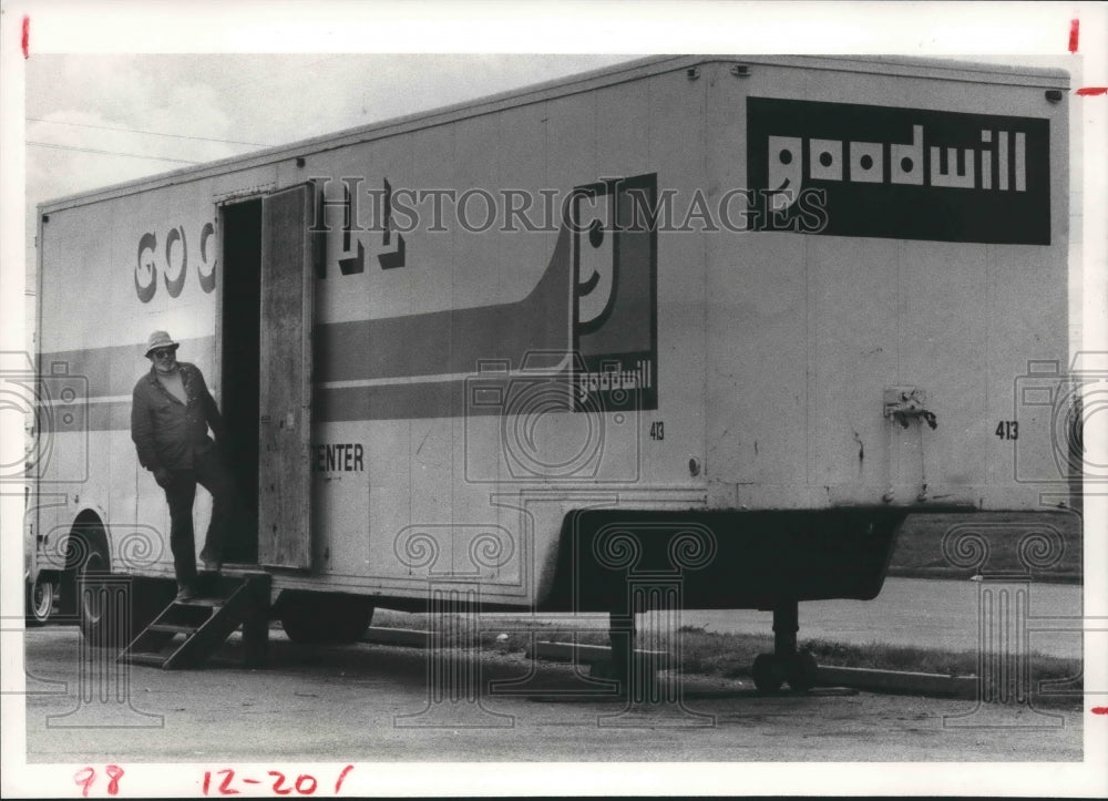 1984 George VanCleaf mans Goodwill collections trailer in Houston - Historic Images