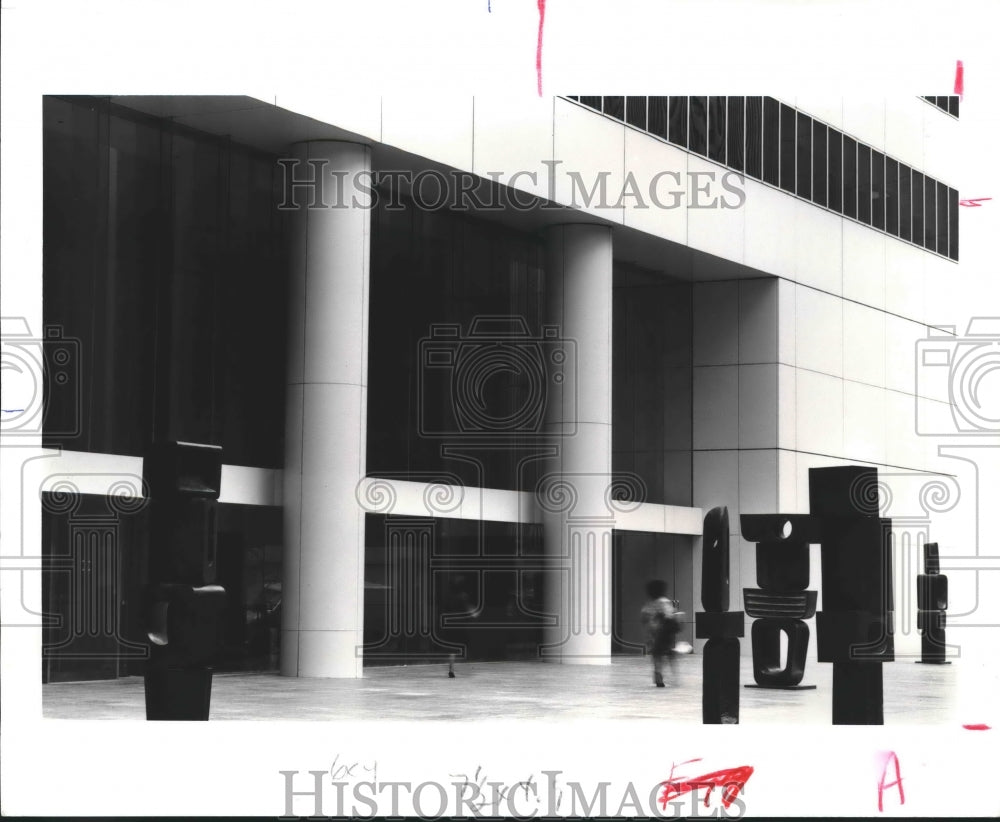 1982 Press Photo "Family of Man" sculpture array at First City Tower in Houston - Historic Images