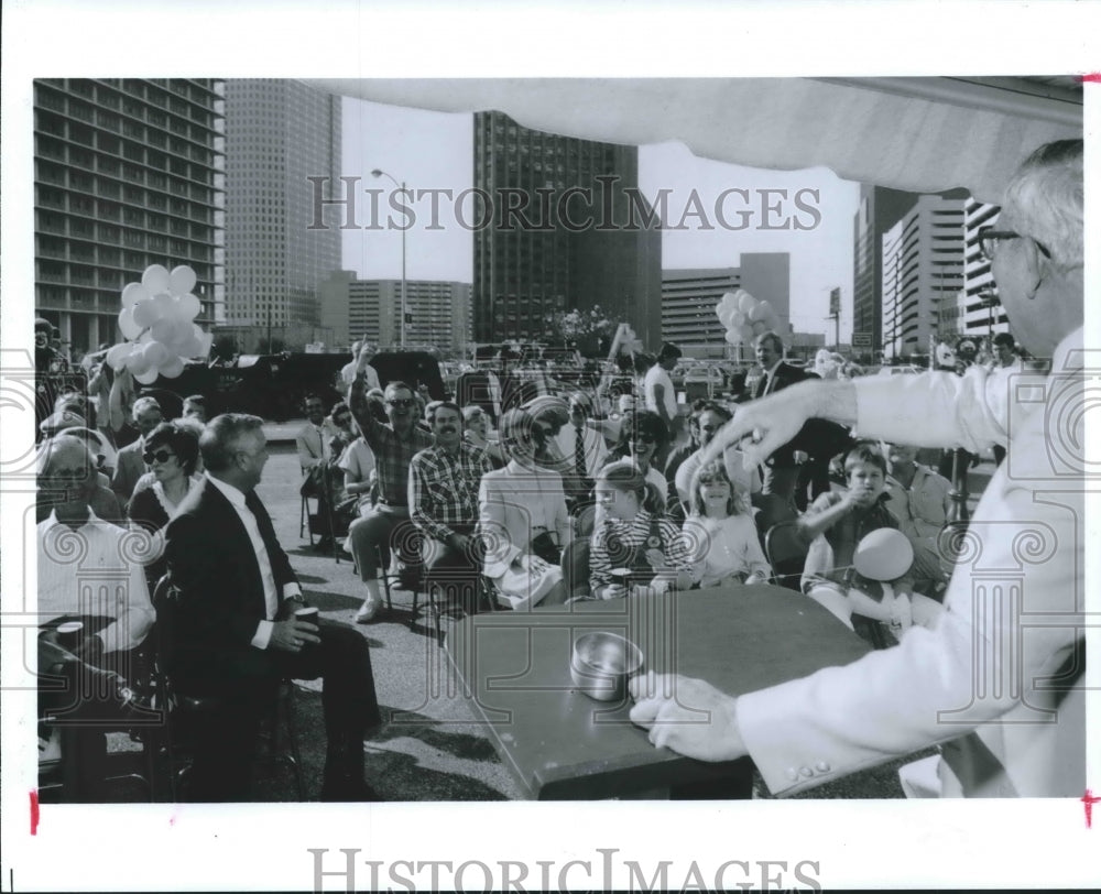 1987  First United Methodist Church members at auction in Houston - Historic Images
