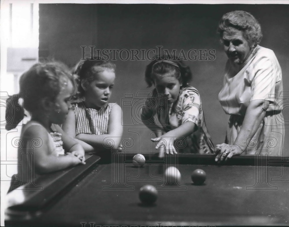 1964 Press Photo Mrs. Floyd Ford & girls at First Methodist Church, Houston-Historic Images