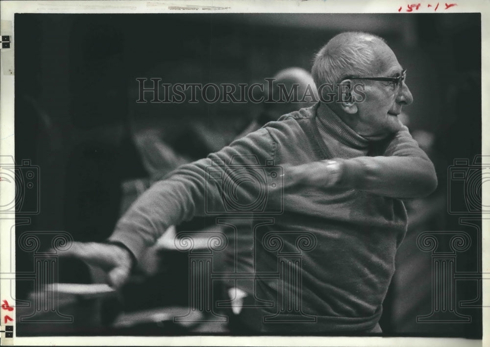 1981 Sol Silverman exercises at Jewish Community Center in Houston - Historic Images