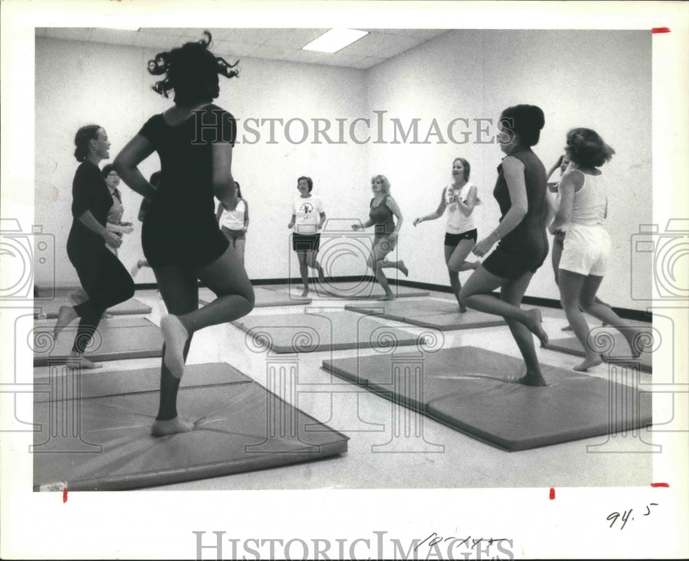 1981 Press Photo Employees exercise in aerobics class at Prudential- Historic Images