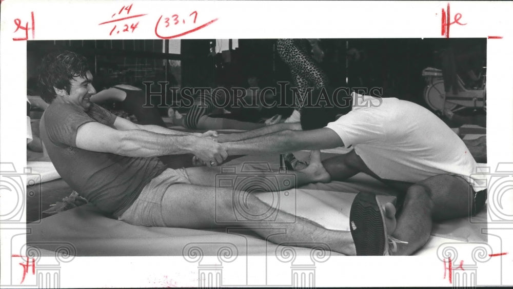 1983 Press Photo Greg Ervin, Gerald Weisanthal buddy up for stretching exercises - Historic Images