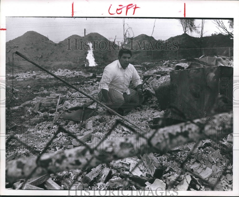 1969 Press Photo Phil Zaragoza at site of explosion in Houston, TX - hca23245 - Historic Images