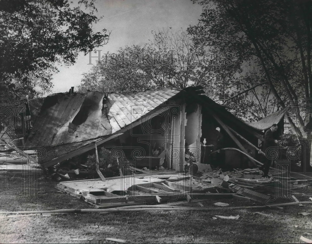 1965 Press Photo Explosion destroyed house at Pecan Villas Dr., Houston, Texas - Historic Images