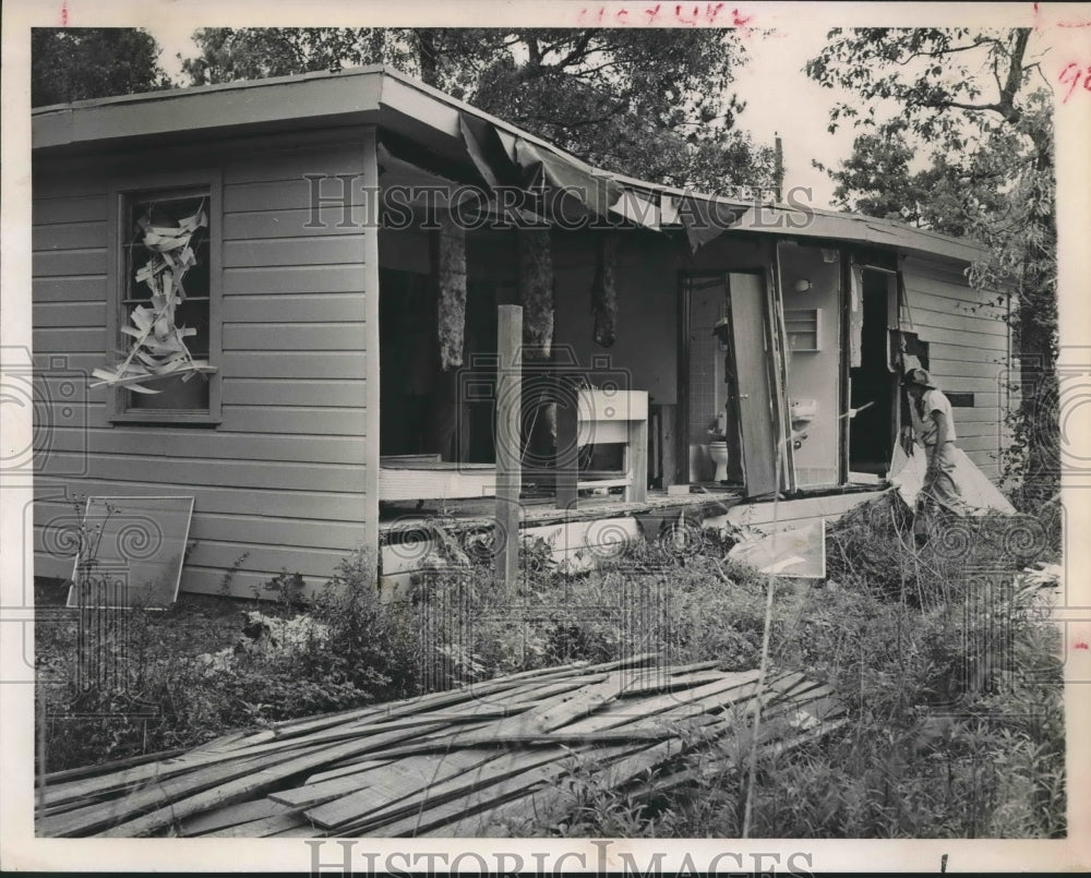 1960 Press Photo Man examines home destroyed by explosion in Houston, Texas - Historic Images