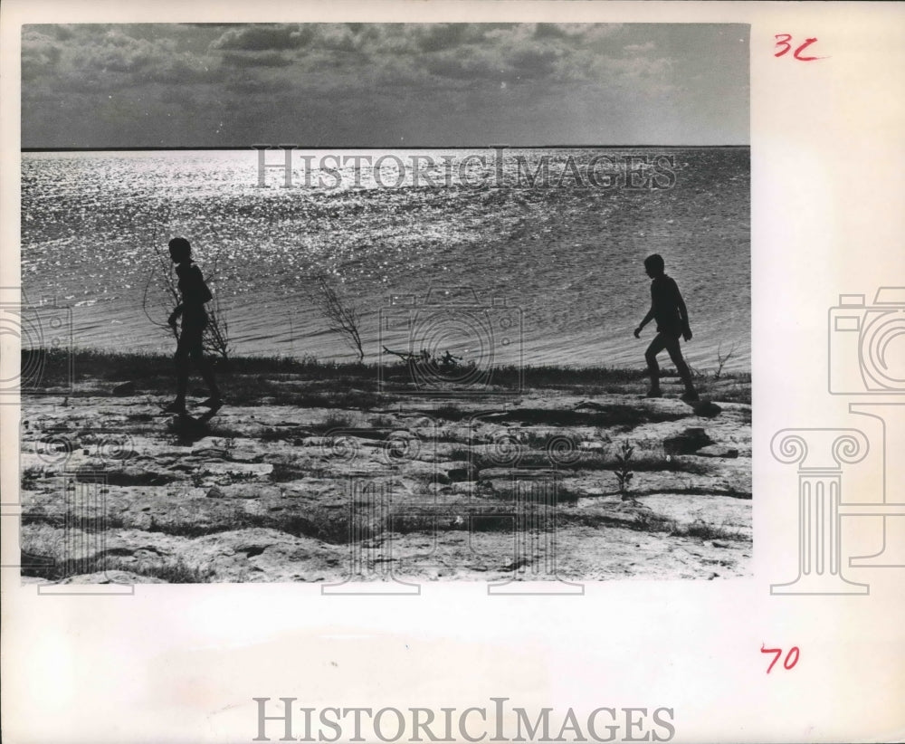 1965 Press Photo Kids at Falcon State Park, Texas - hca23262 - Historic Images