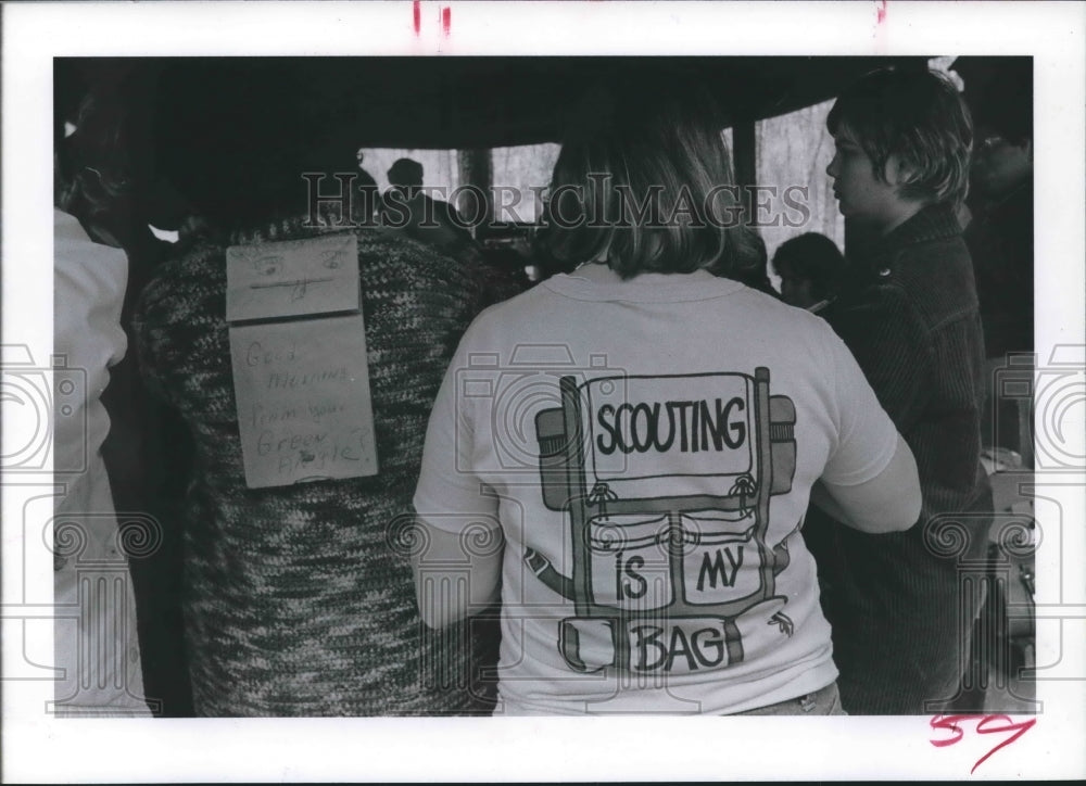 1977 Houston Girl Scout leader in T-Shirt - Historic Images