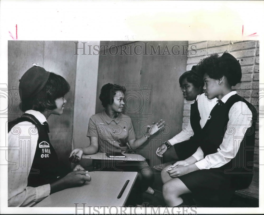 1974 Press Photo Houston Girl Scouts and leader planning Black Heritage Dinner-Historic Images