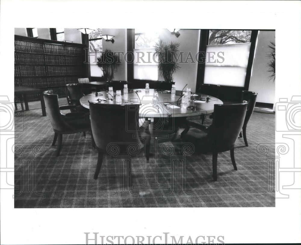 1990 Mahogany desk in Fondren Library, Economic Summit, Houston - Historic Images