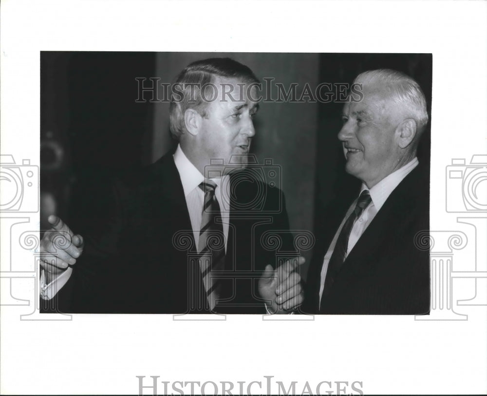 1990 Press Photo MP Mulroney with Frank McInnis - Economic Summit - Ho - Historic Images