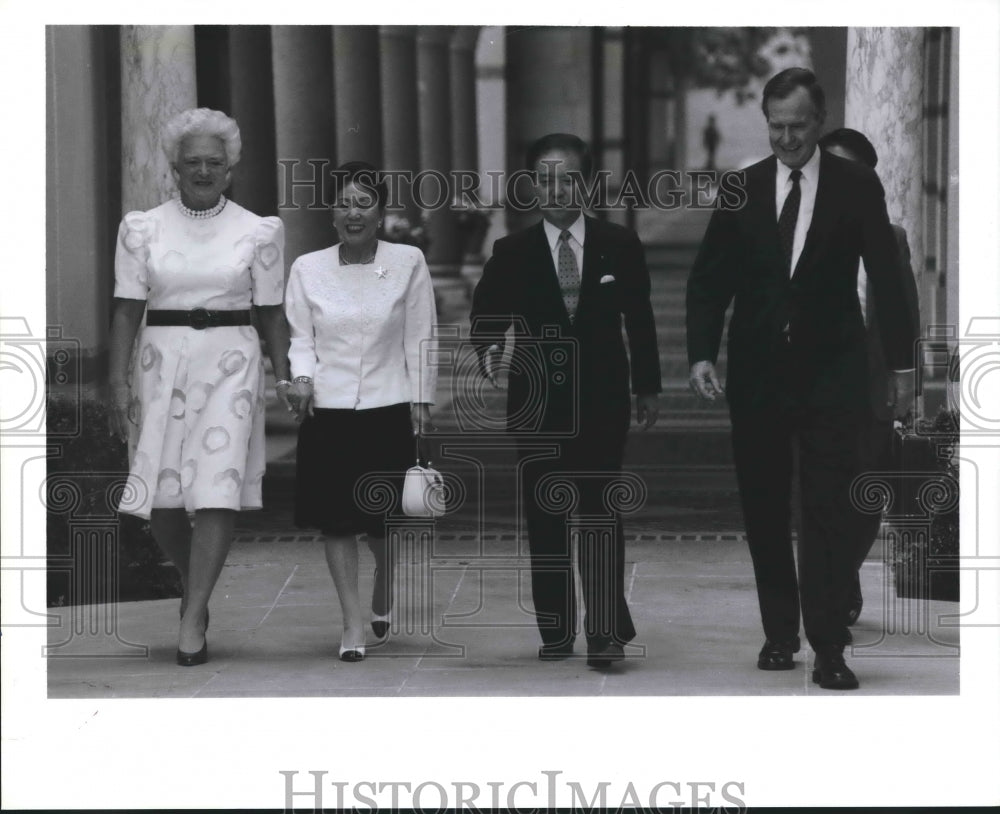 1990 Press Photo Pres. Bush &amp; First Lady with Japanese, Economic Summit, Houston - Historic Images