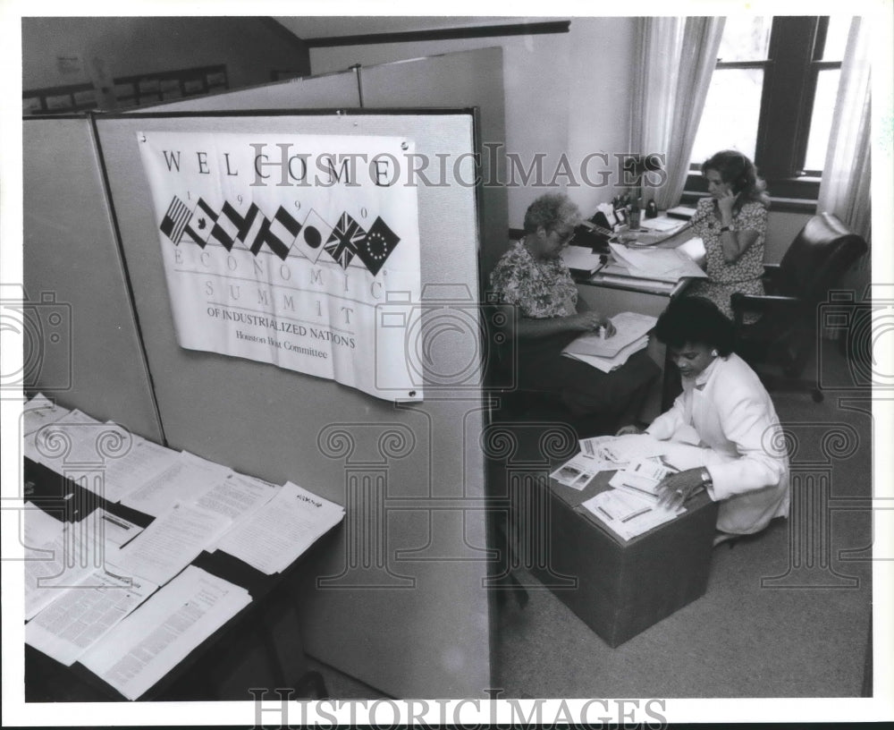 1990 Press Photo Economic Summit volunteers - Houston - hca23410 - Historic Images