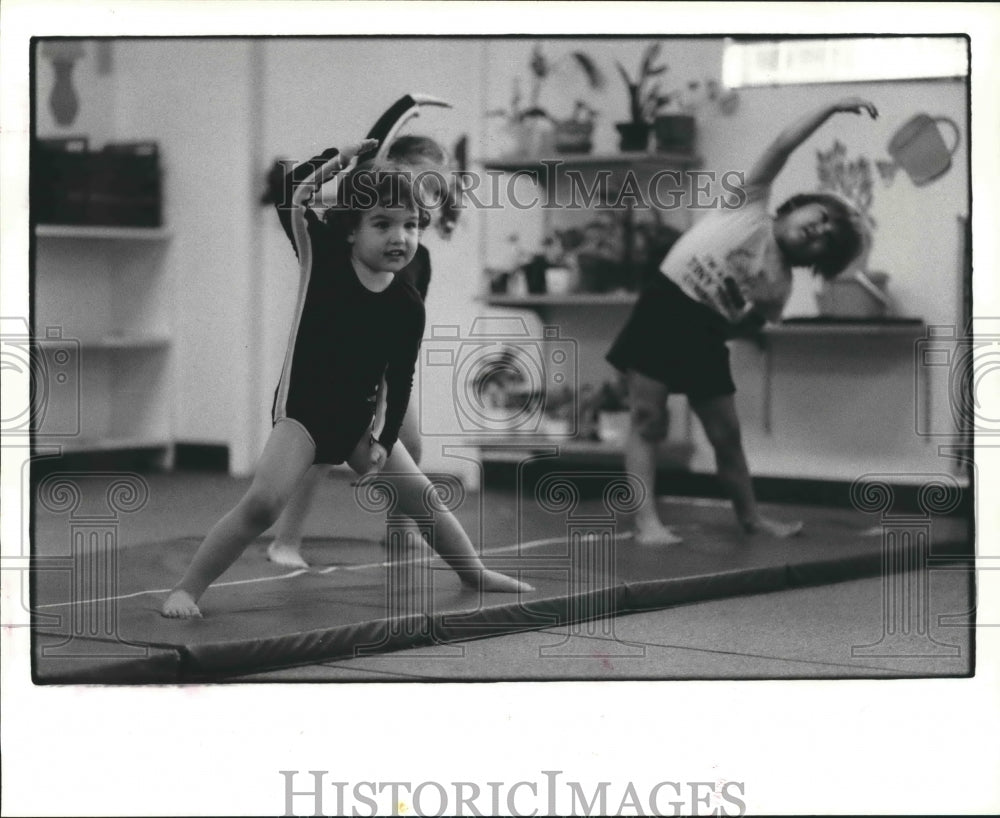 1987 Kids warm-up at Tiny Tots' Kids 'n' Motion class in Houston - Historic Images