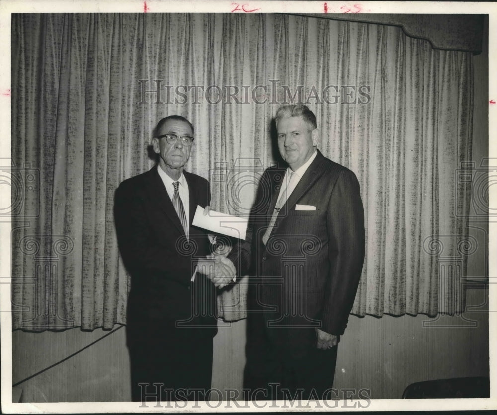 1960 Press Photo John Barefield gets award from Alvin Nail, Gulf Brewing, Texas - Historic Images