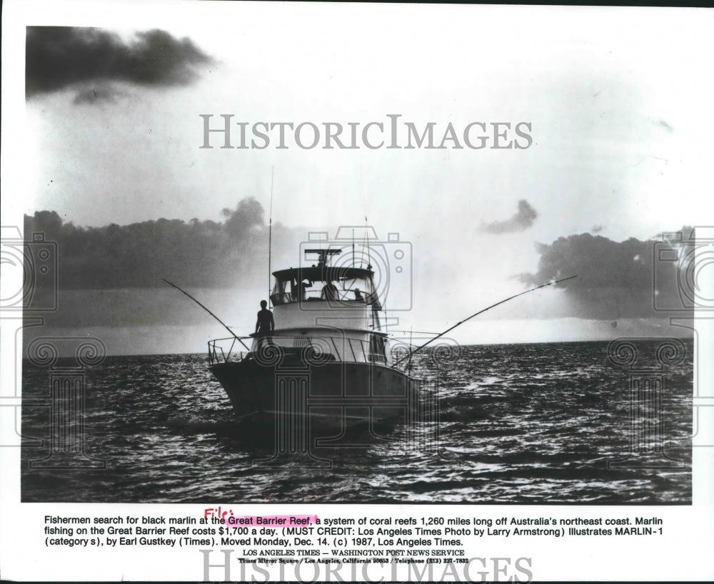 1987 Fishermen search for black marlin on Great Barrier Reef - Historic Images