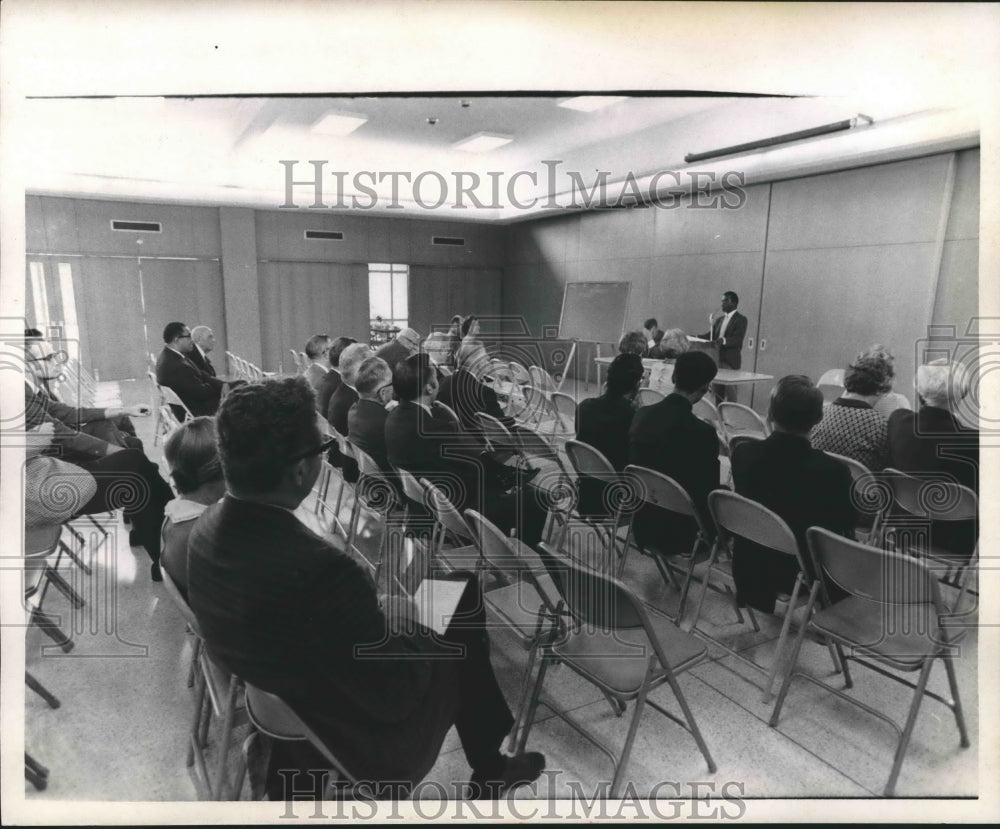 1969 Press Photo Members of Greater Houston Clergy Assn at meeting - hca23487 - Historic Images