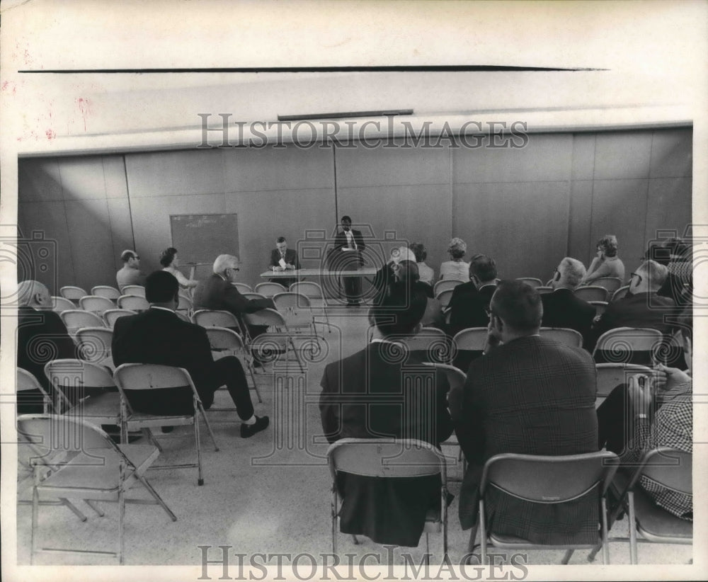 1969 Press Photo Members of Greater Houston Clergy Assn at meeting - hca23488 - Historic Images